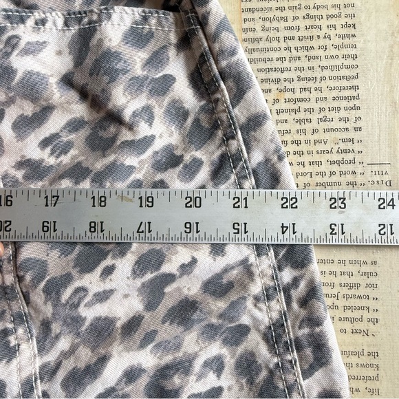AERIE Women's Leopard Print Drawstring Shorts in Gray and Cream, Size M - Picture 3 of 6